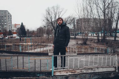 Sakallı adam parlak bir geleceğe bakıyor. Yüksek kalite fotoğraf