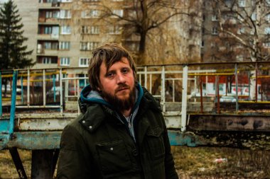 Sakallı adam parlak bir geleceğe bakıyor. Yüksek kalite fotoğraf