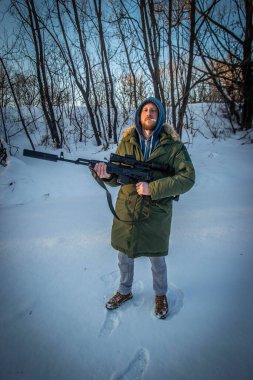 Elinde silahı ve sigarasıyla Kurtuluş Ordusu 'ndan bir savaşçı. Yüksek kalite fotoğraf