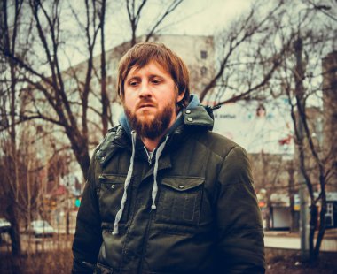 Sakallı adam parlak bir geleceğe bakıyor. Yüksek kalite fotoğraf