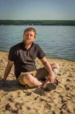 Tıraşsız bir adamın doğadaki portresi. Yüksek kalite fotoğraf