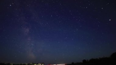 Rusya üzerindeki yıldızlı gökyüzü ve Samanyolu 'nun zamanı