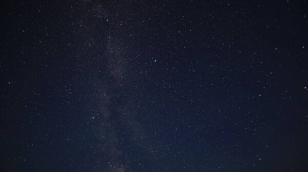звездное ночное небо в теплую летнюю ночь. 
