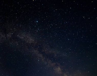 Sıcak bir yaz gecesinde yıldızlı gece gökyüzü. Samanyolu. 