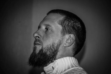 Sakallı bir adamın siyah beyaz fotoğrafı. Yüksek kalite fotoğraf