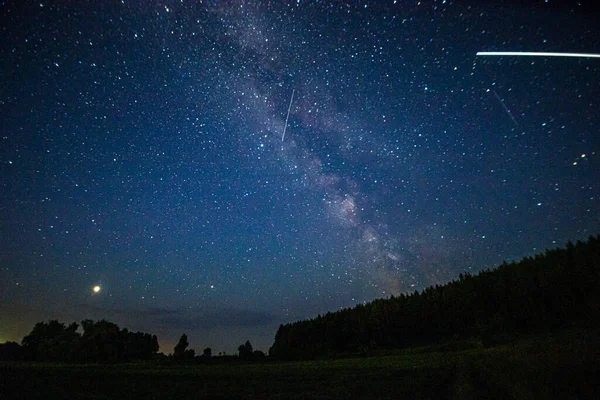 Cielo nocturno estrellado en una cálida noche de verano — Foto de Stock