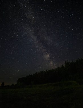 Sıcak bir yaz gecesinde yıldızlı gece gökyüzü. Samanyolu. 