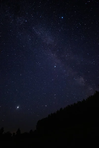 Cielo nocturno estrellado en una cálida noche de verano — Foto de Stock