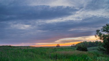 Rusya 'nın vahşi doğasında günbatımı manzaraları. Yüksek kalite fotoğraf
