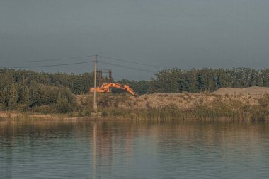 Göldeki taş ocağı endüstriyel kum madenciliği. Yüksek kalite fotoğraf