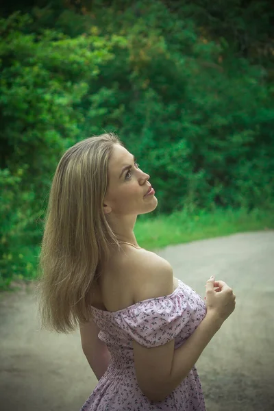 Bella ragazza in un vestito con i capelli bianchi — Foto Stock