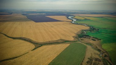 Kırsal bölgelerdeki tarlaların ve ekinlerin havadan fotoğraflanması. Yüksek kalite fotoğraf