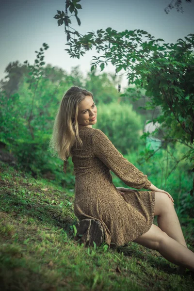 Bella ragazza in un vestito con i capelli bianchi — Foto Stock