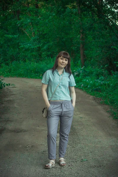 Una Ragazza Bruna Piedi Sulla Strada Foto Alta Qualità — Foto Stock