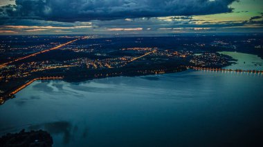 Geceleri Solnechnogorsk şehrinin fotoğrafları. hava fotoğrafçılığı
