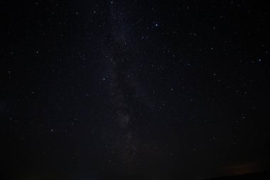 Samanyolu 'nun karanlık gecesi bir Rus köyünde çekildi. Yüksek kalite fotoğraf