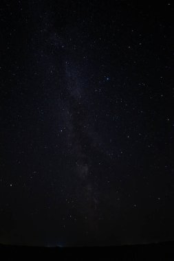 Samanyolu 'nun karanlık gecesi bir Rus köyünde çekildi. Yüksek kalite fotoğraf