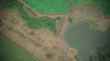 Kırsal bölgelerdeki tarlaların ve ekinlerin havadan fotoğraflanması. Yüksek kalite fotoğraf