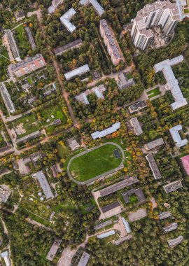 Solnechnogorsk 'taki yeşil futbol sahasının havadan çekilmiş fotoğrafı.