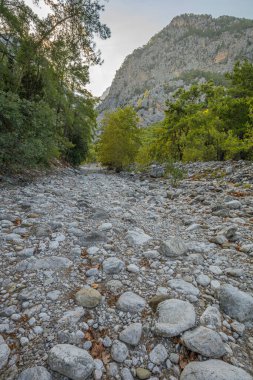 Beldibi köyündeki kurumuş bir nehrin yatağı. Yüksek kalite fotoğraf
