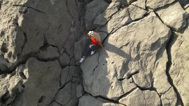 一个拉斯塔夫式的女孩 带着可怕的头发在岩石上行走 — 图库视频影像
