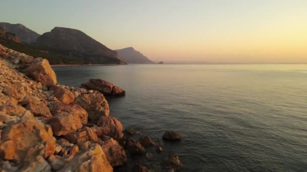 黎明时分地中海的岩石海岸 — 图库视频影像