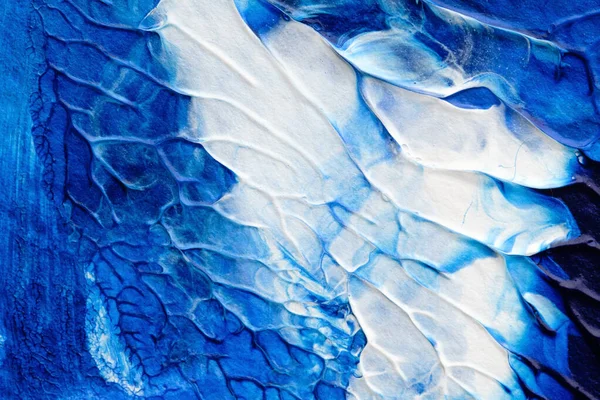 beyaz kağıt arkaplan üzerindeki mavi soyut akrilik boya renk dokusu rorschach mürekkep lekesi yöntemi kullanılarak