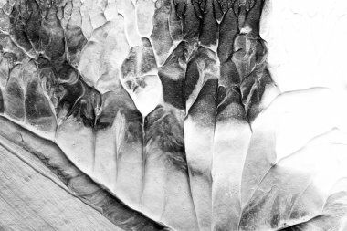 beyaz kağıt arkaplan üzerinde siyah beyaz soyut akrilik boya renk dokusu rorschach mürekkep lekesi yöntemi kullanarak