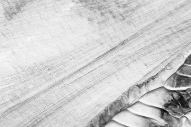 beyaz kağıt arkaplan üzerinde siyah beyaz soyut akrilik boya renk dokusu rorschach mürekkep lekesi yöntemi kullanarak