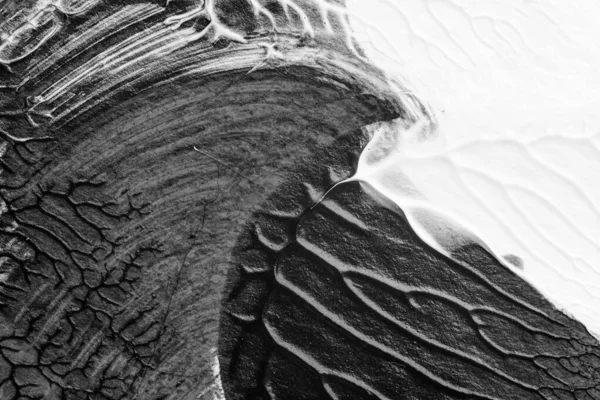 beyaz kağıt arkaplan üzerinde siyah beyaz soyut akrilik boya renk dokusu rorschach mürekkep lekesi yöntemi kullanarak