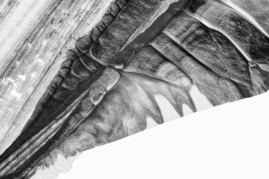 beyaz kağıt arkaplan üzerinde siyah beyaz soyut akrilik boya renk dokusu rorschach mürekkep lekesi yöntemi kullanarak