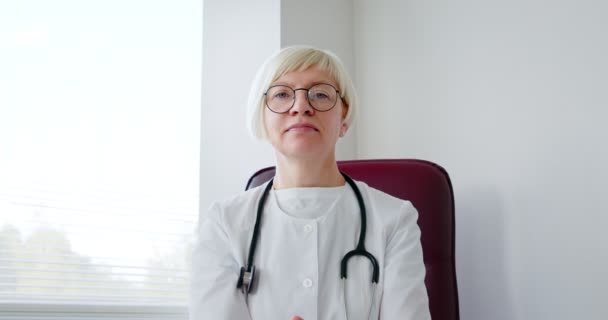 Retrato Una Doctora Mirando Cámara Lista Para Recibir Pacientes Hospital — Vídeo de stock