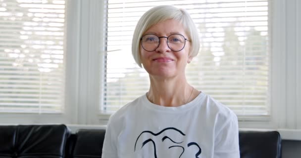 Usmívající Žena Středního Věku Portrétem Brýlí Veselý Senior Důchodce Dáma — Stock video