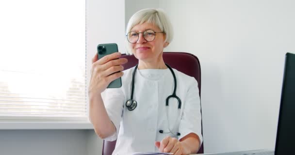 Mujer Doctora Consultando Paciente Usando Video Llamada Telefónica Distante Trabajador — Vídeos de Stock