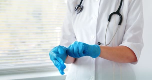 Κοντινό Πλάνο Γιατρό Θηλυκό Προετοιμασία Και Φορώντας Χέρια Ιατρικά Γάντια — Αρχείο Βίντεο