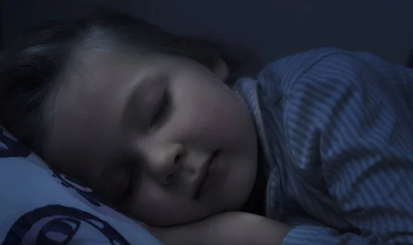 Niña Duerme Dulcemente Noche Oscuridad Sobre Una Almohada Cama Sueños — Foto de Stock