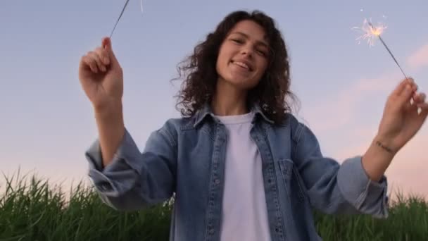 Havai Fişekli Genç Bir Kadın Dışarıda Dans Edip Bayramı Kutluyor — Stok video