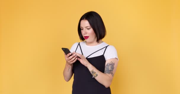 Giovane Donna Single Utilizzando Incontri App Sul Telefono Strisciando Toccando — Video Stock