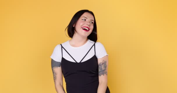 Mladá Rozpačitá Žena Tetováním Poslouchá Stydlivé Komplimenty Směje Žlutém Studiu — Stock video