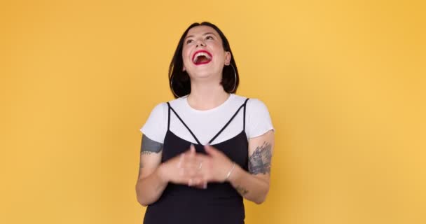 Young Woman Tattoo Laughing Out Loud Humorous Joke Looking Camera — Stock Video