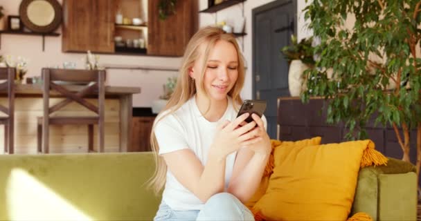 Jovem Encantadora Usando Smartphone Mensagens Texto Compartilhando Nas Mídias Sociais — Vídeo de Stock