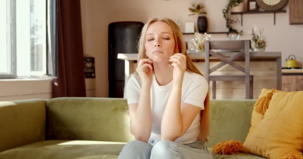 Uma Jovem Entediada Fica Triste Sentada Casa Pensando Intensamente Com — Vídeo de Stock