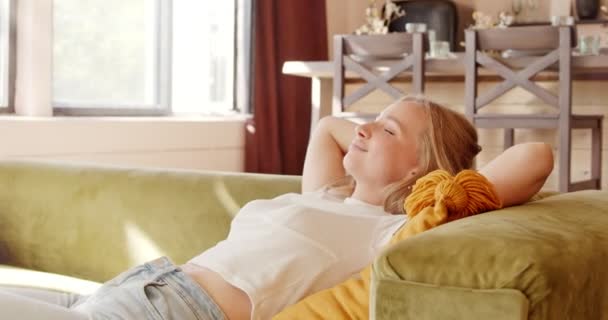 Jovem Mulher Calma Relaxando Sofá Confortável Casa Descansando Sofá Senhora — Vídeo de Stock