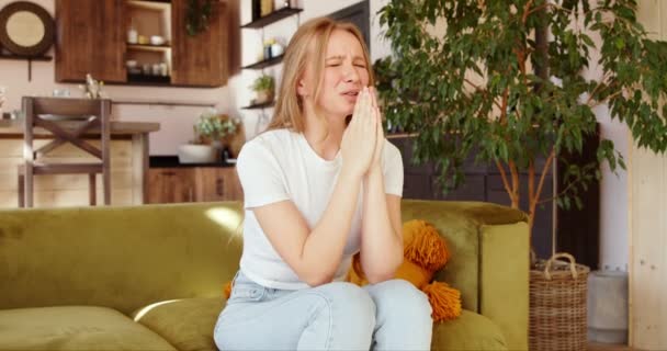 Молодая Обеспокоенная Женщина Сидит Дома Закрытыми Глазами Положить Руки Молитве — стоковое видео
