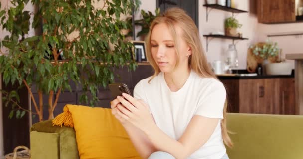 Mujer Sorprendida Usando Teléfono Móvil Mensaje Con Una Buena Noticia — Vídeo de stock