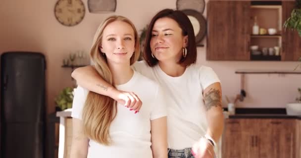 Två Kvinnliga Vänner Kramas Hemma Förtjusande Lesbiska Par Bästa Vänner — Stockvideo