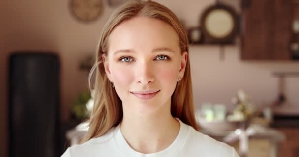 Porträtt Vacker Leende Ung Blond Kvinna Söt Ansikte Tittar Kameran — Stockvideo