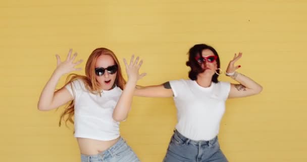 Mooie Twee Vrouwen Blond Brunette Dansen Grappige Dans Een Gele — Stockvideo