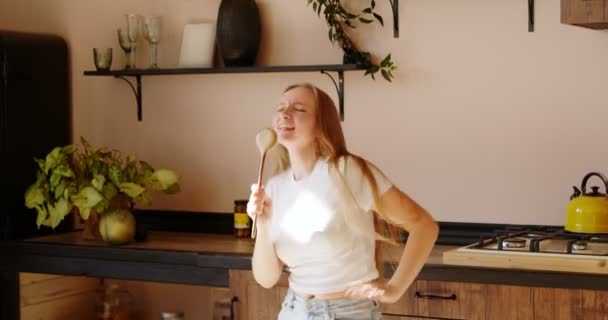 Забавная Женщина Танцует Поет Кухне Ложкой Караоке Микрофонов Слушает Музыку — стоковое видео