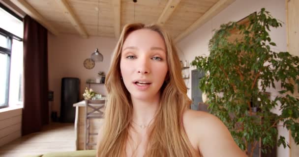 Joven Mujer Rubia Blogger Vlogger Haciendo Video Chat Línea Llamada — Vídeo de stock